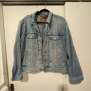 Levi’s class light wash women’s denim jacket